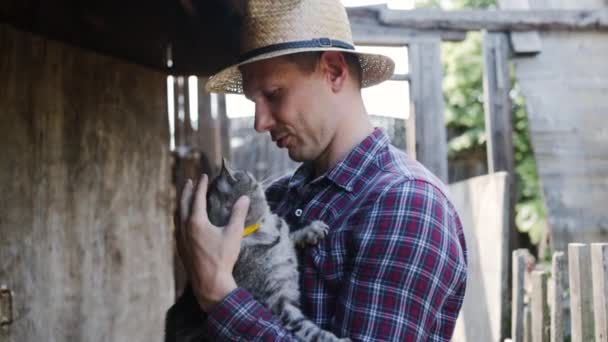 Jovem Agricultor Carinhoso Acariciando Gato Celeiro — Vídeo de Stock
