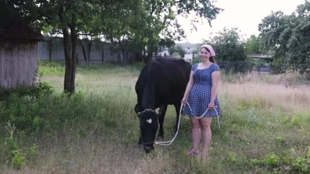 Portret Van Een Lachende Vrouwelijke Boer Koeienboerderij — Stockvideo