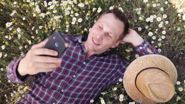 Jovem Prado Flores Camomilas Toma Uma Selfie — Vídeo de Stock