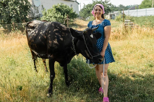 Jeune Femme Ukrainienne Debout Près Vache Pâturage Dans Les Terres — Photo