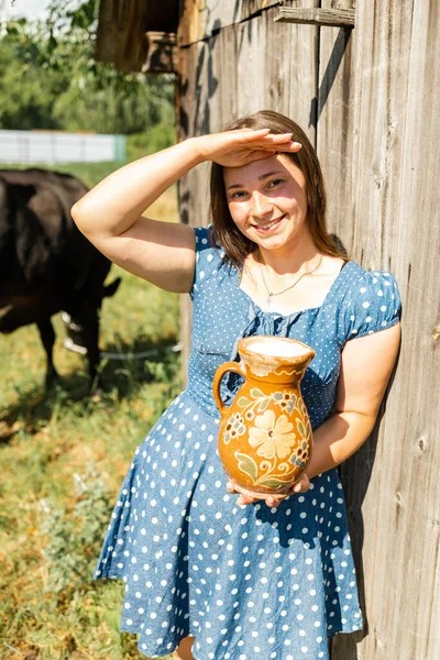 Mladá Farmářka Která Usmívá Před Kamerou Nosí Džbánek Mléka Dojné — Stock fotografie