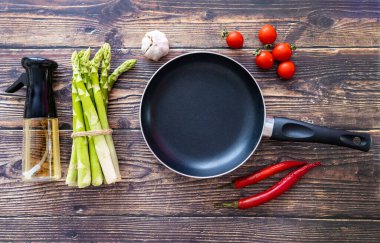 Taze yeşil organik kuşkonmaz demet zeytinyağı ve baharatlar ile pişirme tepsisinde pişirmeye hazır, üst görünümü, yakın. Temiz ve sağlıklı beslenme ve beslenme için kuşkonmaz