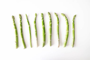 Kesme yolu ile izole edilmiş tek bir yeşil kuşkonmaz sapı. Vejetaryen sağlıklı yemek. Yeşil kuşkonmaz yalıtılmış.