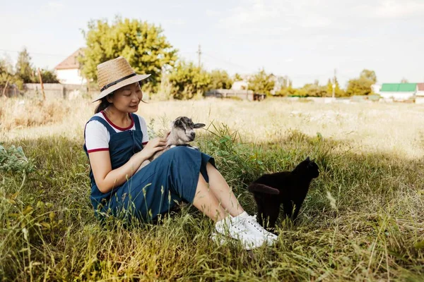 Agriculteur Asiatique Femme Tenant Bébé Chèvre Dans Ses Bras Sur — Photo