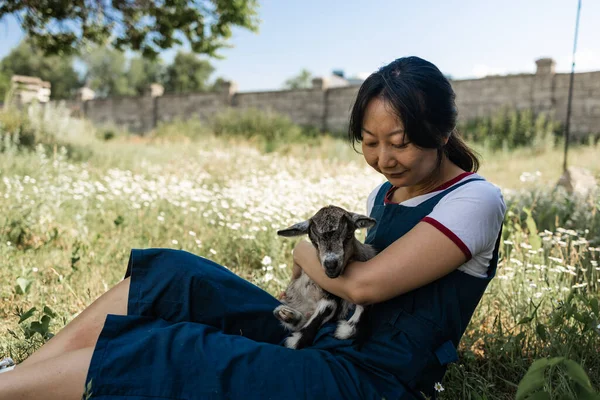 Agriculteur Asiatique Femme Tenant Bébé Chèvre Dans Ses Bras Sur — Photo
