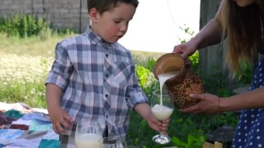 Genç bir anne, taşrada taze sütle bir bebeği besler..