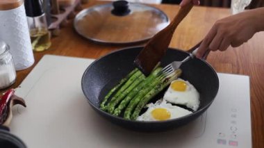Lezzetli Yeşil kuşkonmaz ve tavada tereyağında pişmiş yumurta..