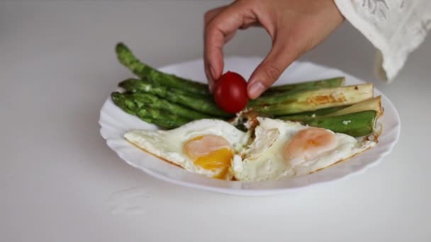 Смажена Спаржа Яйцями Помідорами Тарілці Білому Тлі Здоровий Сніданок — стокове відео