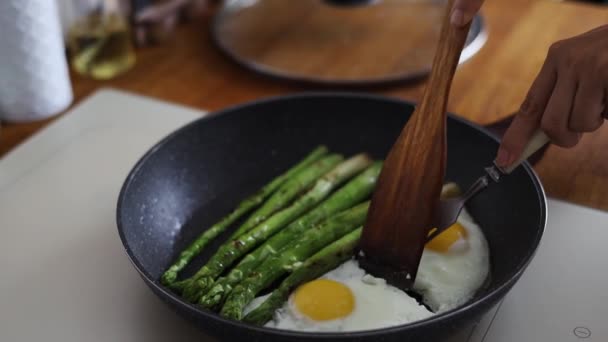 Lezzetli Yeşil Kuşkonmaz Tavada Tereyağında Pişmiş Yumurta — Stok video
