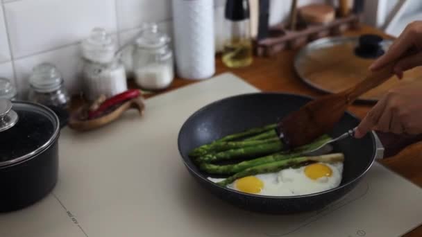 Heerlijke Bereiding Van Groene Asperges Eieren Gekookt Boter Een Pan — Stockvideo