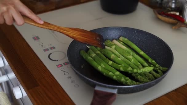 Вкусное Приготовление Зеленой Спаржи Масле Сковороде — стоковое видео