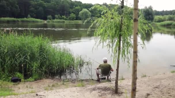 Yaşlı Balıkçının Gölün Kenarında Oturup Balık Tutuşu Kafkasyalı Bir Adam — Stok video