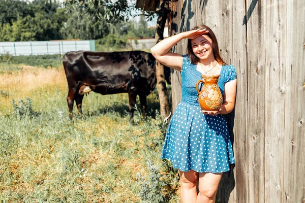 Une Jeune Agricultrice Souriante Caméra Transporte Une Cruche Lait Après — Photo