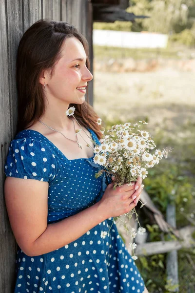 Eine Junge Hübsche Frau Hält Gänseblümchenblumenfeld Der Natur — Stockfoto