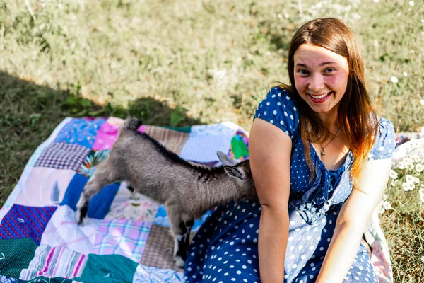 Junge Frau Spielt Mit Niedlichem Ziegenbaby Das Der Nähe Der — Stockfoto