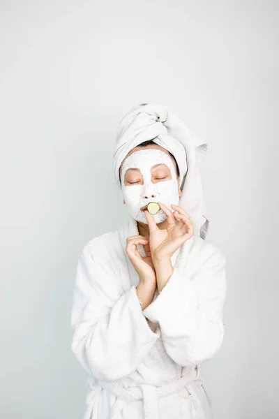 Asijská Dívka Nanáší Obličejovou Hliněnou Masku Kosmetické Léčby Přes Bílé — Stock fotografie