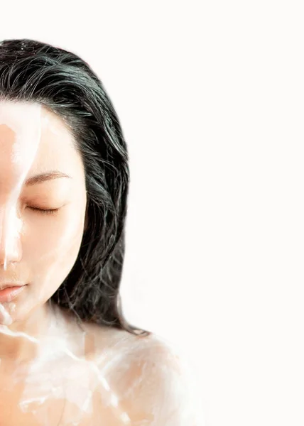 亚洲女人用纯椰奶洗头 面部美感模式与水花 皮肤护理和水果可持续的面部健康和健康 健康皮肤妇女的美丽肖像 — 图库照片
