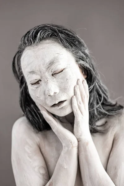 Πορτραίτο Τέχνης Ασιάτισσας Καλυμμένο Πηλό Απομονωμένο Γκρι Φόντο Γυναίκα Πρόσωπο — Φωτογραφία Αρχείου