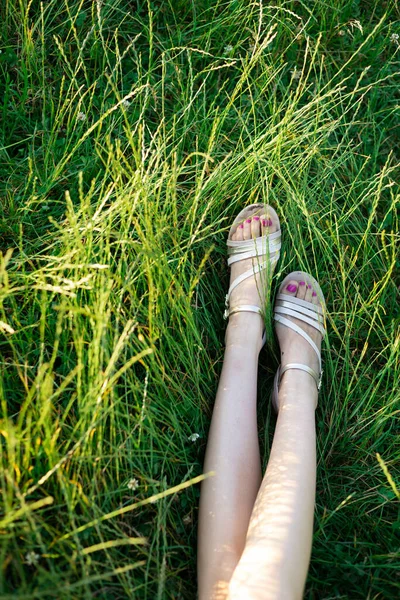 Kobieta Relaksująca Się Przyrodzie Zielonej Trawie Parku Zachodzie Słońca — Zdjęcie stockowe