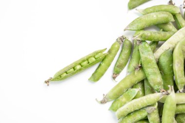 Tatlı yeşil bezelyeler. Yukarıdan bak. Beyaz arkaplan.