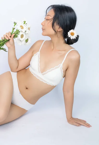 Young Slim Asian Woman White Underwear Daisy Flowers White Background — Stock Photo, Image