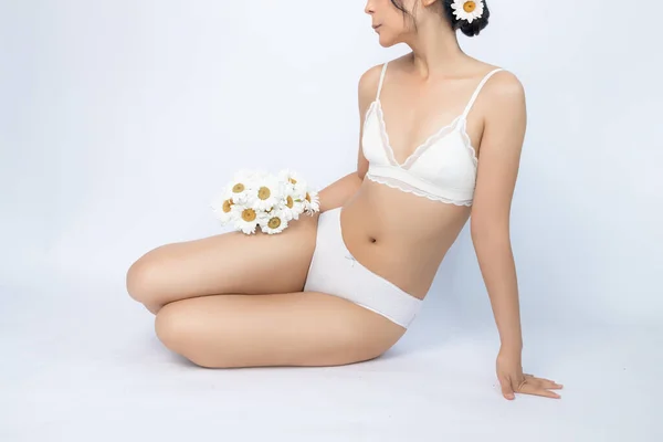 年轻纤细的亚洲女人 身穿白色内裤 背景为白色的菊花 身体和皮肤护理 运动的概念 — 图库照片
