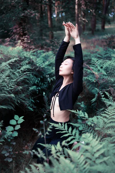 一个亚洲女人在森林里穿着蕨树的浪漫画像 艺术女性的自然妆容在自然界中休息 绿色蕨类灌丛 — 图库照片