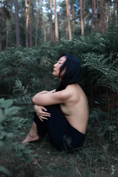 一个亚洲女人在森林里穿着蕨树的浪漫画像 艺术女性的自然妆容在自然界中休息 绿色蕨类灌丛 — 图库照片