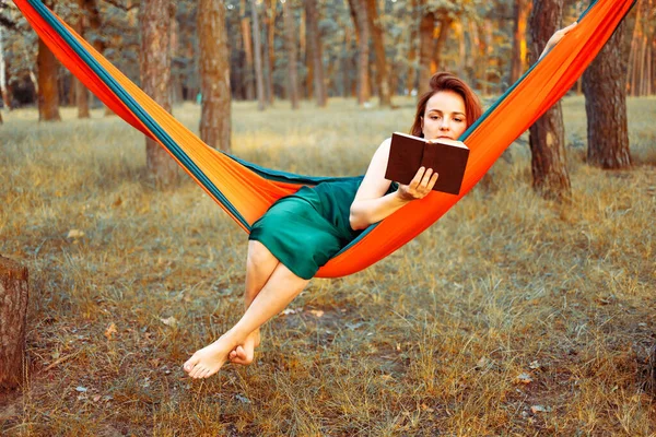 Młoda Piękna Blondynka Hamaku Czytająca Książkę Piękna Kobieta Rekreacyjny Styl — Zdjęcie stockowe