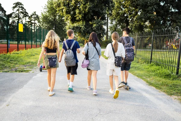 Dışarıda Dolaşan Çok Irklı Genç Öğrencilerin Arka Plan Fotoğrafı — Stok fotoğraf