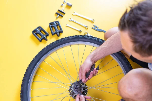 Set Verschiedener Fahrradwerkzeuge Und Teile Auf Gelbem Hintergrund Flach Gelegt — Stockfoto
