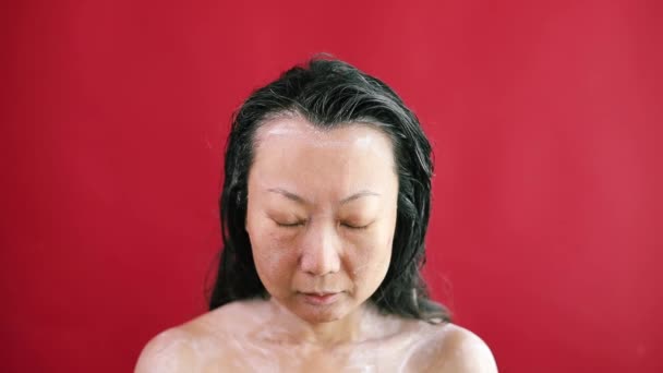 Femeie Asiatică Își Spală Părul Lapte Nucă Cocos Fața Modelului — Videoclip de stoc