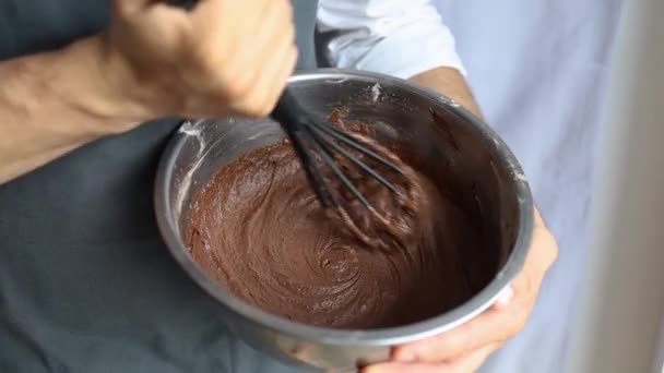Mužské Ruce Složí Třešně Těsta Čokoládu Dělám Čokoládový Dezert Příprava — Stock video