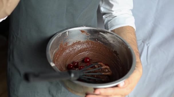Мужские Руки Складывают Вишни Шоколадное Тесто Делаю Шоколадный Десерт Подготовка — стоковое видео
