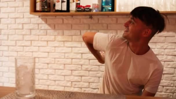 Atrakcyjny Barman Profesjonalnie Żongluje Butelkami Wystawia Pięknym Nowoczesnym Barze — Wideo stockowe