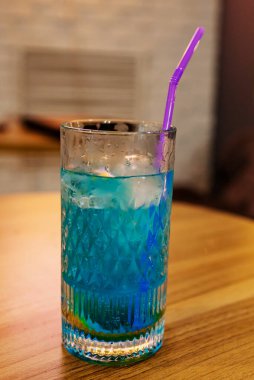 Mavi Göl Mojito-A mocktail içeceği, soda ve mavi renkte, buz küpleri ve taze portakal dilimleriyle servis edilir..