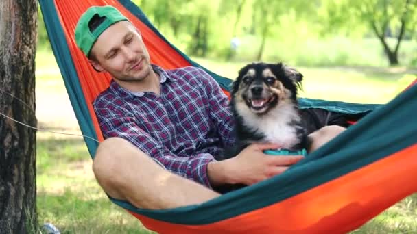 Influência Suave Hammock Floresta Verão Transporta Homem Cão Para Estado — Vídeo de Stock