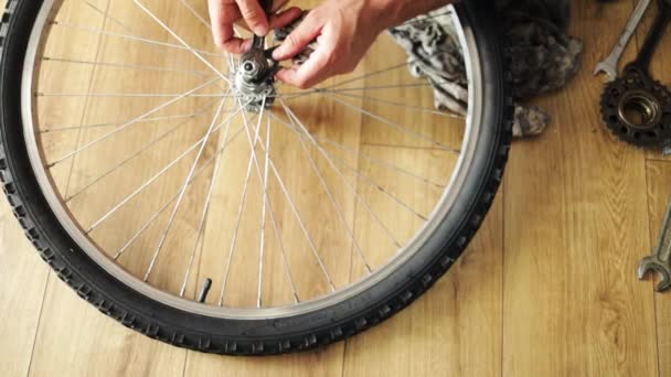 Nahaufnahme Der Hände Eines Radfahrers Der Ein Fahrrad Repariert — Stockvideo