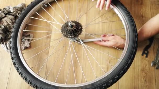 Detailní Záběr Rukou Cyklisty Jak Opravuje Kolo — Stock video