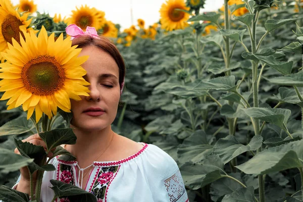 Ukrainienne Jolie Fille Robe Nationale Profiter Nature Sur Terrain Tournesols — Photo