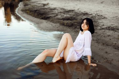 Karanlık nehrin kumlarında yüzen kız. Ophelia kavramsal