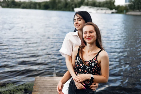 Дві Дівчинки Підлітки Сидять Пірсі Березі Річки Добре Проводять Час — стокове фото