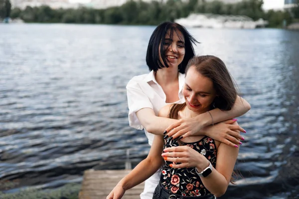 Дві Дівчинки Підлітки Сидять Пірсі Березі Річки Добре Проводять Час — стокове фото