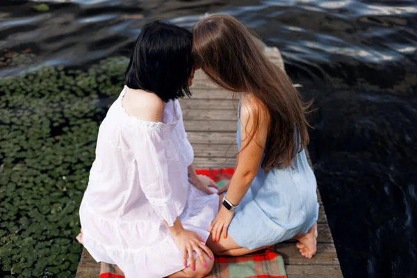 Δύο Έφηβες Που Κάθονται Μια Προβλήτα Στην Όχθη Του Ποταμού — Φωτογραφία Αρχείου