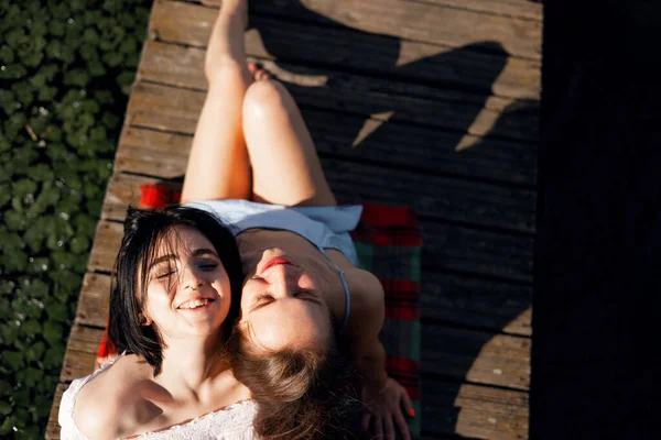 Dvě Puberťačky Sedící Molu Břehu Řeky Bavící Létě Šťastná Dívka — Stock fotografie