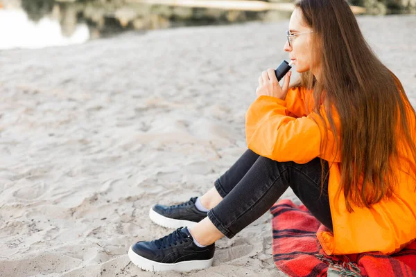 Mujer Joven Sentada Playa Fumando Cigarrillo Electrónico Chica Triste Una —  Fotos de Stock
