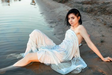 Karanlık nehrin kumlarında yüzen kız. Ophelia kavramsal