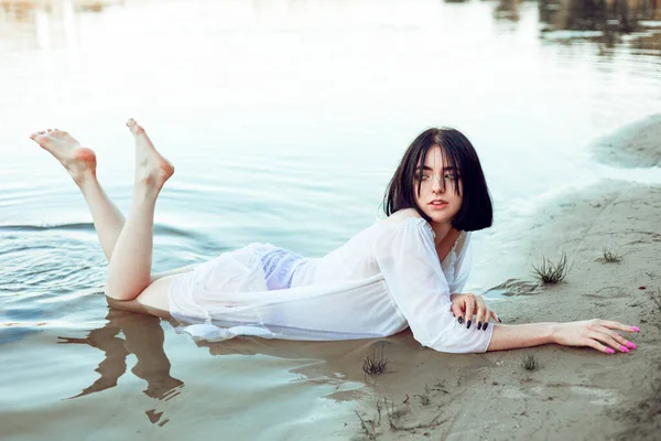 Karanlık nehrin kumlarında yüzen kız. Ophelia kavramsal