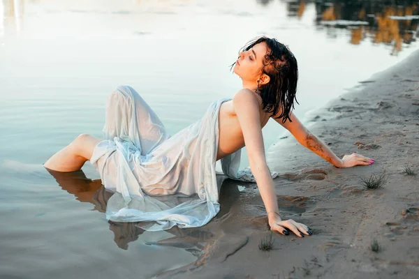 Karanlık nehrin kumlarında yüzen kız. Ophelia kavramsal