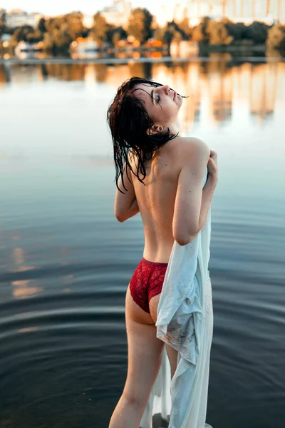 Плавающая Девушка Лежит Песке Темной Реки Офелия Концептуальная — стоковое фото